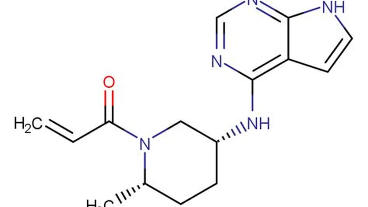 医生向患者解释利特昔替尼用药疗程和费用估算