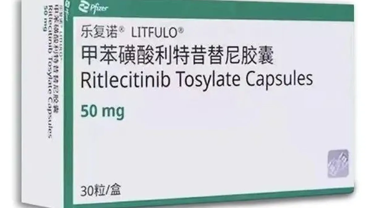 家长带孩子在医院药房取药